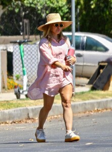 hilary-duff-out-at-a-park-in-sherman-oaks-08-18-2023-3.jpg