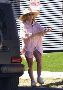 hilary-duff-out-at-a-park-in-sherman-oaks-08-18-2023-4.jpg