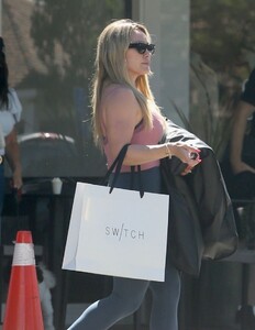 hilary-duff-out-shopping-in-los-angeles-08-11-2023-4.jpg