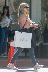 hilary-duff-out-shopping-in-los-angeles-08-11-2023-5.jpg