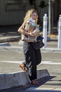 hilary-duff-shopping-at-fred-segal-in-studio-city-08-14-2023-1.jpg