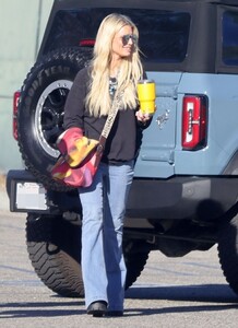 jessica-simpson-out-for-grocery-shopping-in-los-angeles-08-19-2023-3.jpg