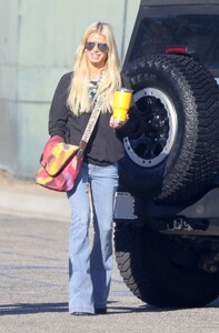 jessica-simpson-out-for-grocery-shopping-in-los-angeles-08-19-2023-4.jpg