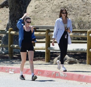 kaia-gerber-and-alay-bowker-out-hikinig-in-los-angeles-08-16-2023-1.jpg