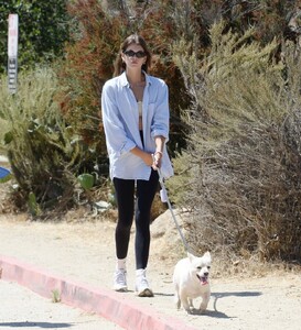 kaia-gerber-and-alay-bowker-out-hikinig-in-los-angeles-08-16-2023-2.jpg