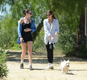 kaia-gerber-and-alay-bowker-out-hikinig-in-los-angeles-08-16-2023-5.jpg