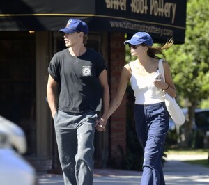 kaia-gerber-and-austin-butler-a-lunch-date-in-los-angeles-08-17-2023-2.jpg