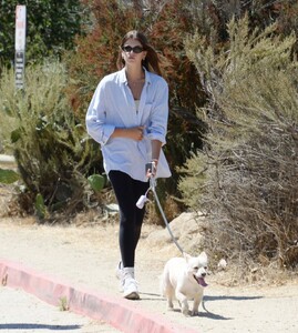 kaia-gerber-out-with-her-dog-in-los-angeles-08-16-2023-1.jpg