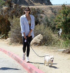 kaia-gerber-out-with-her-dog-in-los-angeles-08-16-2023-2.jpg