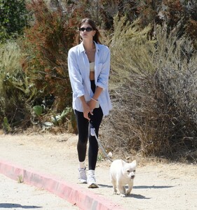 kaia-gerber-out-with-her-dog-in-los-angeles-08-16-2023-5.jpg