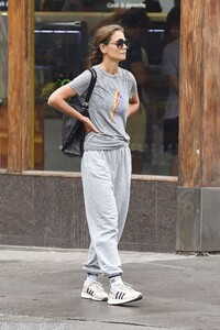 katie-holmes-leaves-a-gym-in-new-york-08-10-2023-0.jpg