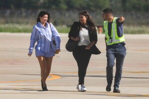 kylie-jenner-arrives-at-airport-in-perugia-08-12-2023-0.thumb.jpg.721f8d9a52c9c21b65f7eefaad6221da.jpg