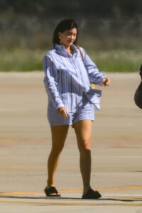 kylie-jenner-arrives-at-airport-in-perugia-08-12-2023-2.thumb.jpg.bb51dcd9b10c6edb1b872dce52eebbd0.jpg