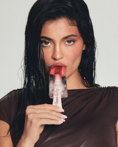 kylie-jenner-for-kylie-cosmetics-summer-2023-1.jpg