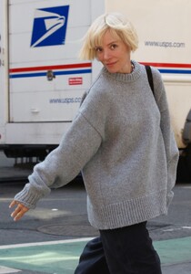 lily-allen-out-and-about-in-new-york-04-17-2023-5.jpg