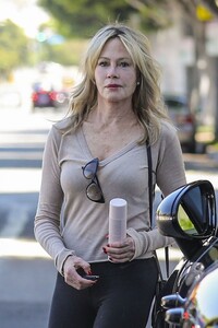 melanie-griffith-leaves-a-salon-in-beverly-hills-08-07-2023-4.jpg