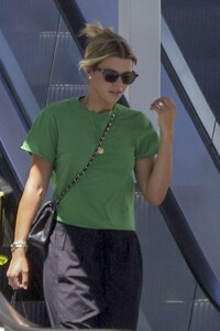 sofia-richie-out-shopping-in-brentwood-08-18-2023-6.jpg