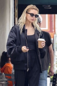 stella-maxwell-out-for-coffee-with-a-friend-in-los-feliz-08-21-2023-0.jpg