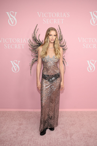 1277461900_VictoriasSecretCelebratesTheTour23124.png