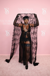 1488764756_VictoriasSecretCelebratesTheTour23133.png