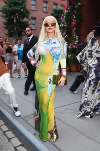 Christina_Aguilera_spotted_out_in_SoHo2C_New_York__00001.jpg