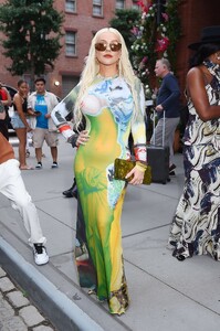 Christina_Aguilera_spotted_out_in_SoHo2C_New_York__00002.jpg
