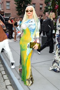 Christina_Aguilera_spotted_out_in_SoHo2C_New_York__00031.jpg
