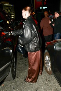 hailey-and-justin-biber-and-anastasia-karanikolaou-leaves-the-bird-streets-club-in-west-hollywood-09-21-2023-6.jpg