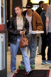 hailey-and-justin-bieber-ordering-takeout-pizza-in-los-angeles-09-19-2023-0.jpg