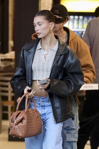 hailey-and-justin-bieber-ordering-takeout-pizza-in-los-angeles-09-19-2023-1.jpg