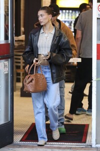 hailey-and-justin-bieber-ordering-takeout-pizza-in-los-angeles-09-19-2023-2.jpg