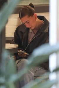 hailey-and-justin-bieber-ordering-takeout-pizza-in-los-angeles-09-19-2023-5.jpg