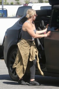 hilary-duff-leaves-farmers-market-in-studio-city-09-24-2023-3.jpg