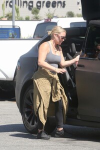 hilary-duff-leaves-farmers-market-in-studio-city-09-24-2023-6.jpg