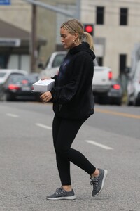 hilary-duff-leaves-joan-on-third-in-los-angeles-09-21-2023-0.jpg
