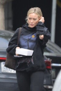 hilary-duff-leaves-joan-on-third-in-los-angeles-09-21-2023-5.jpg