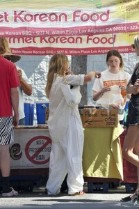 hilary-duff-out-at-farmer-s-market-in-los-angeles-08-27-2023-0.thumb.jpg.b7e8260a27f8f5f8477e5786096f6943.jpg