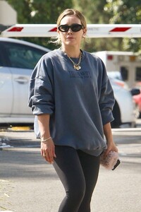 hilary-duff-out-shopping-at-erewhon-market-in-los-angeles-09-11-2023-5.jpg
