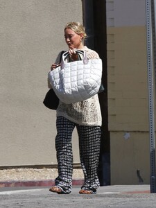 hilary-duff-out-shopping-with-friends-in-los-angeles-09-28-2023-6.jpg
