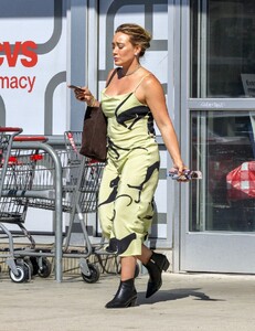 hilary-duff-shopping-at-cvs-in-los-angeles-09-07-2023-3.jpg