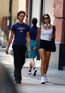 kaia-gerber-and-travis-jackson-out-in-new-york-09-12-2023-4.jpg