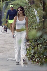 kaia-gerber-out-for-a-dog-walk-in-los-angeles-09-24-2023-2.jpg