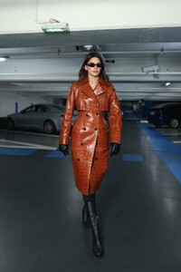 kendall-jenner-heading-to-a-fitting-in-paris-09-27-2023-3.jpg