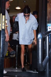 kendall-jenner-leaves-revelie-luncheonette-in-new-york-09-19-2023-5.jpg