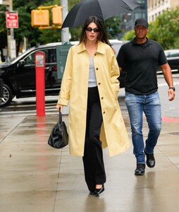 kendall-jenner-out-and-about-in-new-york-09-18-2023-2.jpg