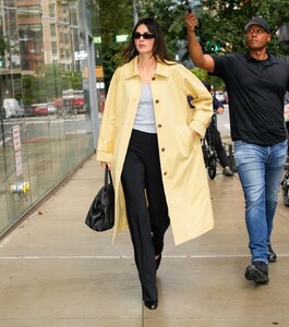 kendall-jenner-out-and-about-in-new-york-09-18-2023-3.jpg