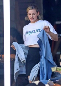 lili-reinhart-on-set-filming-a-secret-project-in-los-angeles-09-07-2023-0.jpg