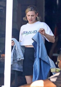 lili-reinhart-on-set-filming-a-secret-project-in-los-angeles-09-07-2023-5.jpg