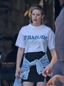 lili-reinhart-on-set-filming-a-secret-project-in-los-angeles-09-07-2023-6.jpg