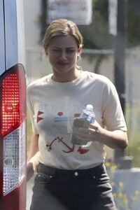 lili-reinhart-on-the-set-of-hal-and-harper-in-los-angeles-09-18-2023-3.jpg